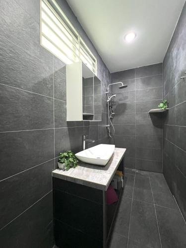 a bathroom with a sink and a mirror at Cozy Suite for 2-6 pax near Kek Lok Si, Penang Hill, Sunshine Central in Ayer Itam