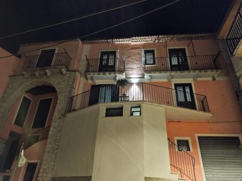 Un edificio con balcones a los lados. en A Posticastello, en Castelluccio Superiore