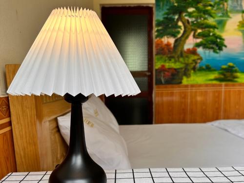 Postel nebo postele na pokoji v ubytování Lake View Motel - Tam Điệp Ninh Bình