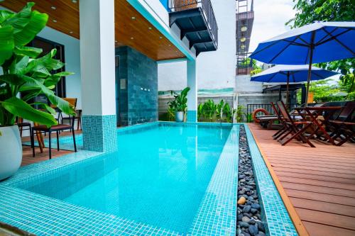 a swimming pool in the middle of a house at Hoi An Majestic Villa in Hoi An