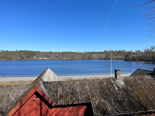 a view of the water from the roof of a house at Blomstergården in Vilshult
