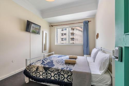 a bedroom with a bed and a window at Liberdade Home Royal esquerdo in Braga