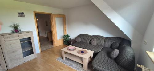 a living room with a couch and a table at Ferienwohnung Monteurwohnung Handwerkerwohnung Familien in Lindewitt