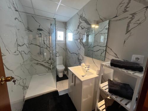 a bathroom with a shower and a sink at El Rincón de PaLu in San Pedro del Pinatar