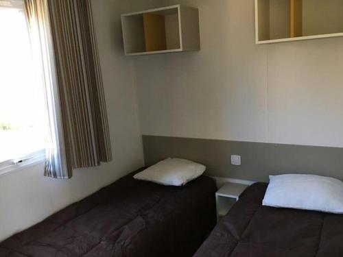 Gallery image of Mobil-home pour 4 pers avec terrasse - API-1-52-739 in Avrillé