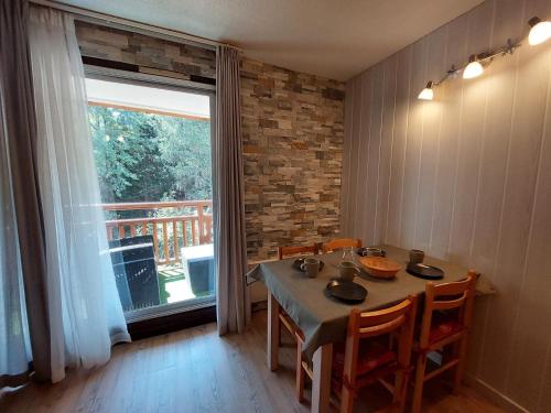 Studio calme avec balcon, près des pistes, parking inclus