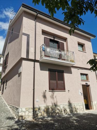 a building with a balcony on the side of it at La Casa di Marta in Ateleta