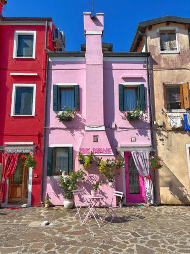 un edificio rosa con flores delante en Pink Paradise, en Burano
