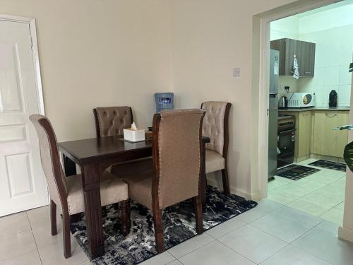 Η κουζίνα ή μικρή κουζίνα στο CJ Suites - Executive 2Br Near JKIA and SGR