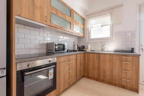 Bright 2BR Apt, Athens Base Near Sea & City