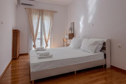 Bright 2BR Apt, Athens Base Near Sea & City