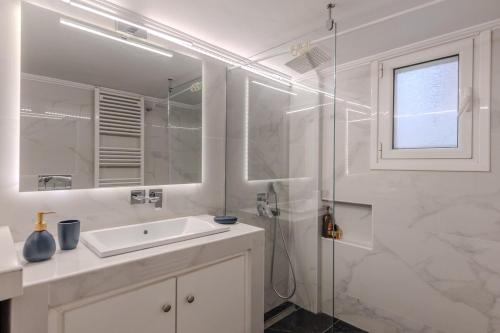 Bright 2BR Apt, Athens Base Near Sea & City