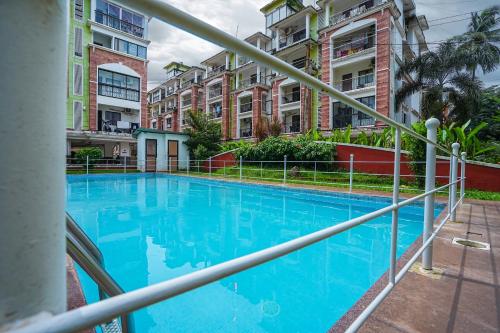 Der Swimmingpool an oder in der Nähe von Skylight BnB E203 - 2BHK with pool walking distance to Candolim beach
