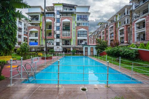 Der Swimmingpool an oder in der Nähe von Skylight BnB E203 - 2BHK with pool walking distance to Candolim beach