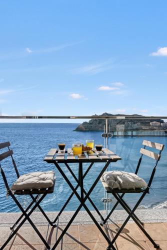 2 BR - Above sea - Beachfront