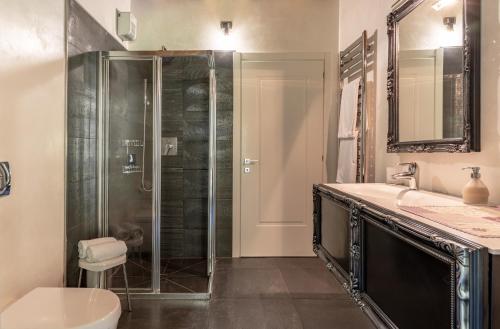 Ένα μπάνιο στο Alpine Nest Loft