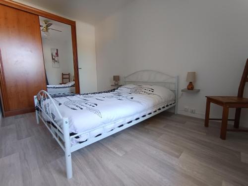 Ένα ή περισσότερα κρεβάτια σε δωμάτιο στο APPARTEMENT à 5 mn de la plage