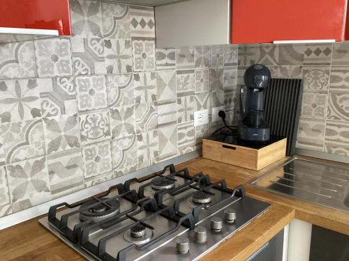 a kitchen with a stove top oven in a kitchen at Agriturismo Il Meroglio in Bordighera