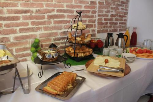 Casa Franco Hotel في كارتاهينا دي اندياس: طاولة عليها بوفيه طعام