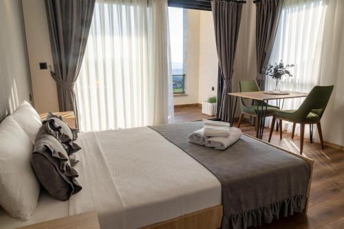 Un dormitorio con una cama y una mesa con sillas. en İrday Deluxe Bungalow and Room, en Ardeşen