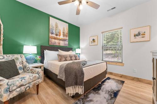 Ένα ή περισσότερα κρεβάτια σε δωμάτιο στο Creekside Retreat 4BR/4BA +Pond View at Tall Timber Camp