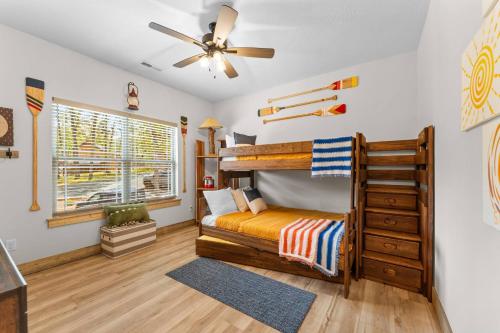 Katil atau katil-katil dalam bilik di Creekside Retreat 4BR/4BA +Pond View at Tall Timber Camp