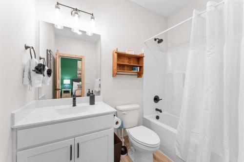 Ένα μπάνιο στο Creekside Retreat 4BR/4BA +Pond View at Tall Timber Camp
