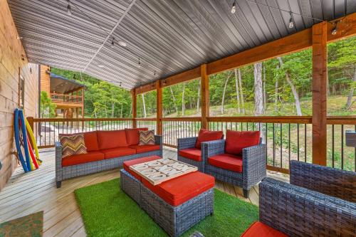 Χώρος καθιστικού στο Creekside Retreat 4BR/4BA +Pond View at Tall Timber Camp