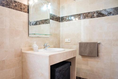 un baño con lavabo y espejo en Heavenly Homes Mojacar 48, en Mojácar