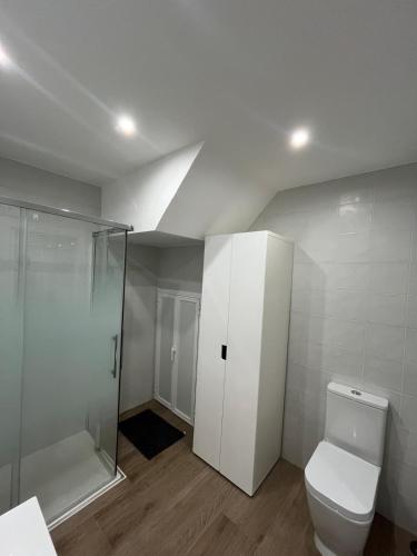 a bathroom with a toilet and a shower at Loft Puerto Real in Puerto Real