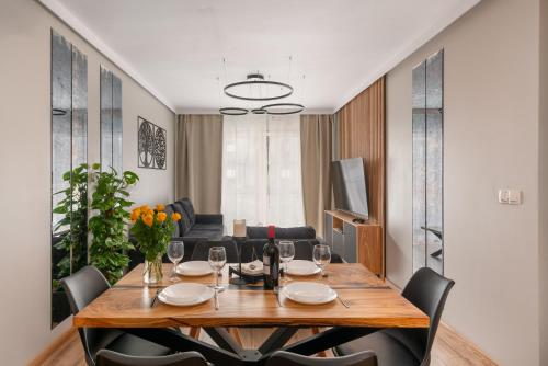 a dining room with a table and chairs at Jesionowe Apartamenty nad Odrą, Stare Miasto, Sauna w jednym Apartamencie, Klimatyzacja , Garaż podziemny 0 zł, Odra River , Old Town, New building, Air conditioning, Sauna in one Apt, Underground garage FREE in Wrocław