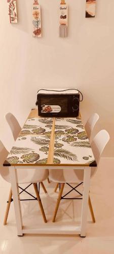 einen Tisch mit einem Toaster, der darüber sitzt in der Unterkunft Svens Place in Puerto Princesa