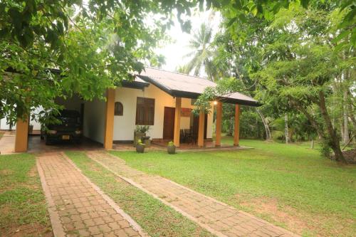 Bangunan di mana terletaknya vila ini