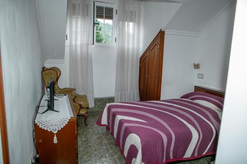 a bedroom with a bed and a television on a table at Pensión San Francisco in Muñera