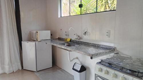 La cuisine est équipée d'un comptoir, d'un évier et d'un réfrigérateur. dans l'établissement Acalanto Inn, à Socorro