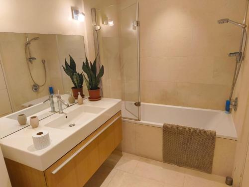 Quiet Private Garden Suite with Pool