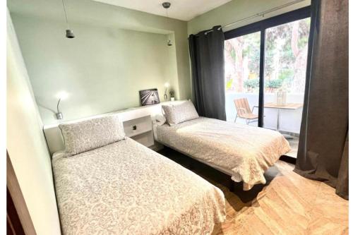 En eller flere senge i et værelse på Mijas Costa - Beachside Apartment - H- Costa del Sol