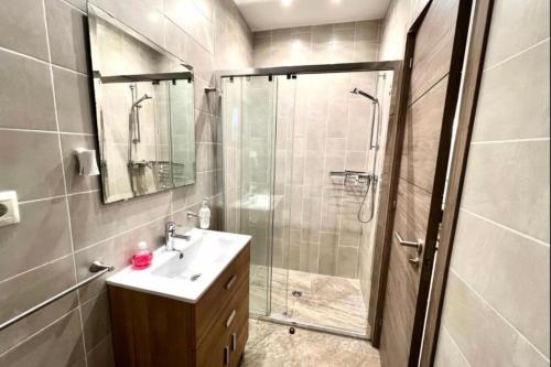 Et badeværelse på Mijas Costa - Beachside Apartment - H- Costa del Sol