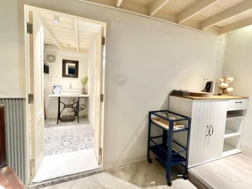 een hal met een deur naar een kamer met een tafel bij Non Inn The Barber King and Twin Rooms with Vintage Charm and Unique Design near Riverside and ICONSIAM in Bang Rak