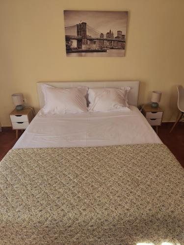 Кровать или кровати в номере Virginia's guest room