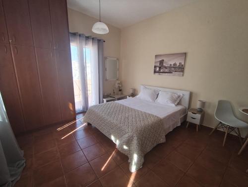 Кровать или кровати в номере Virginia's guest room