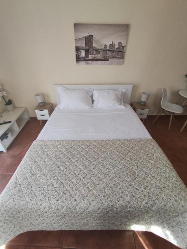 Кровать или кровати в номере Virginia's guest room