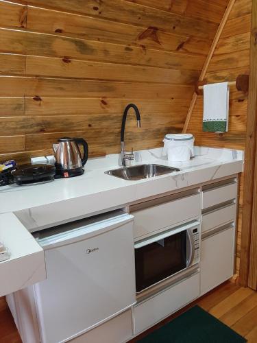 Dapur atau dapur kecil di Cabanas Rústicas na Linha Bonita - Nath's House