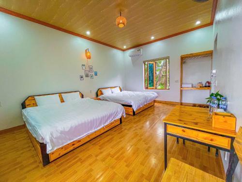 Giường trong phòng chung tại Trang An Natura Bungalow