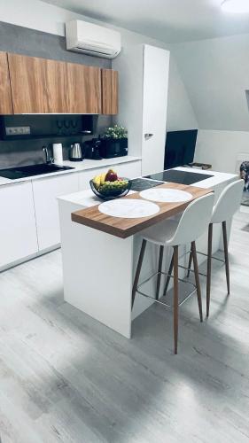 Premier City Apartment & Heart of Downtown & Parking Included & LATE CHECKOUT