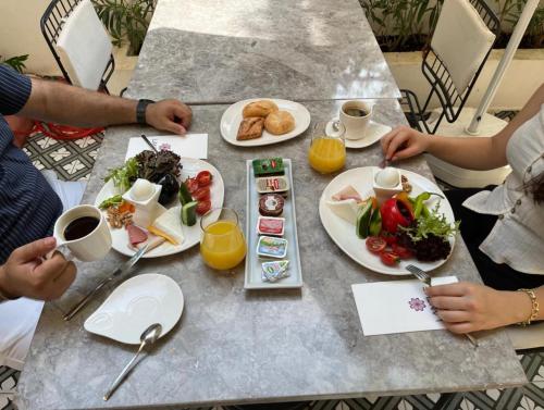 een groep mensen aan een tafel met borden eten bij Perge Pine Green Adults Only 18 Plus in Antalya