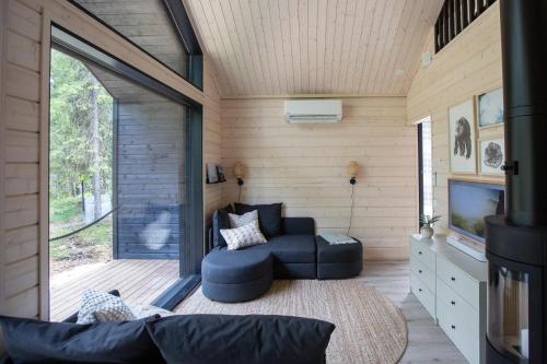 Una sala de estar con un sofá y un televisor. en Villa Syli, en Äkäslompolo