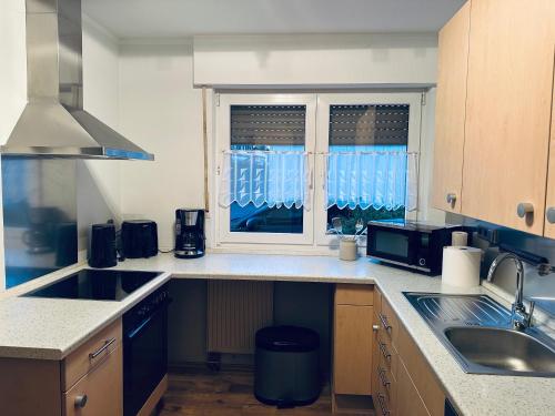 Kuchyň nebo kuchyňský kout v ubytování Be like your home! Familienhaus mit Garten & Netflix, Phantasialand nah