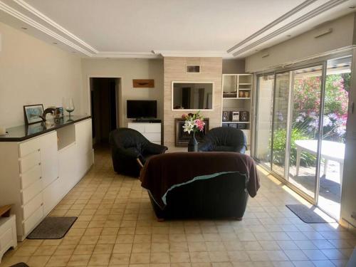 a living room with two chairs and a table in it at Villa Pratel Vihan - plage in Sarzeau
