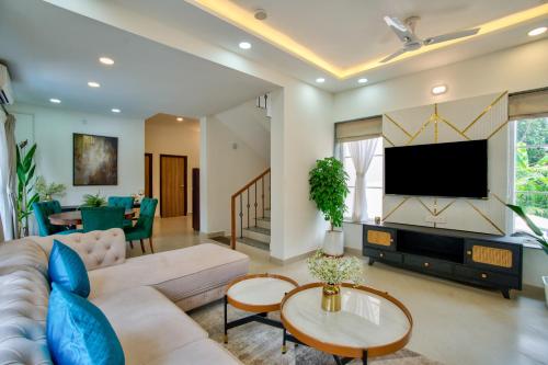 Μια τηλεόραση ή/και κέντρο ψυχαγωγίας στο Tranquil 3bhk Pvt Pool Villa